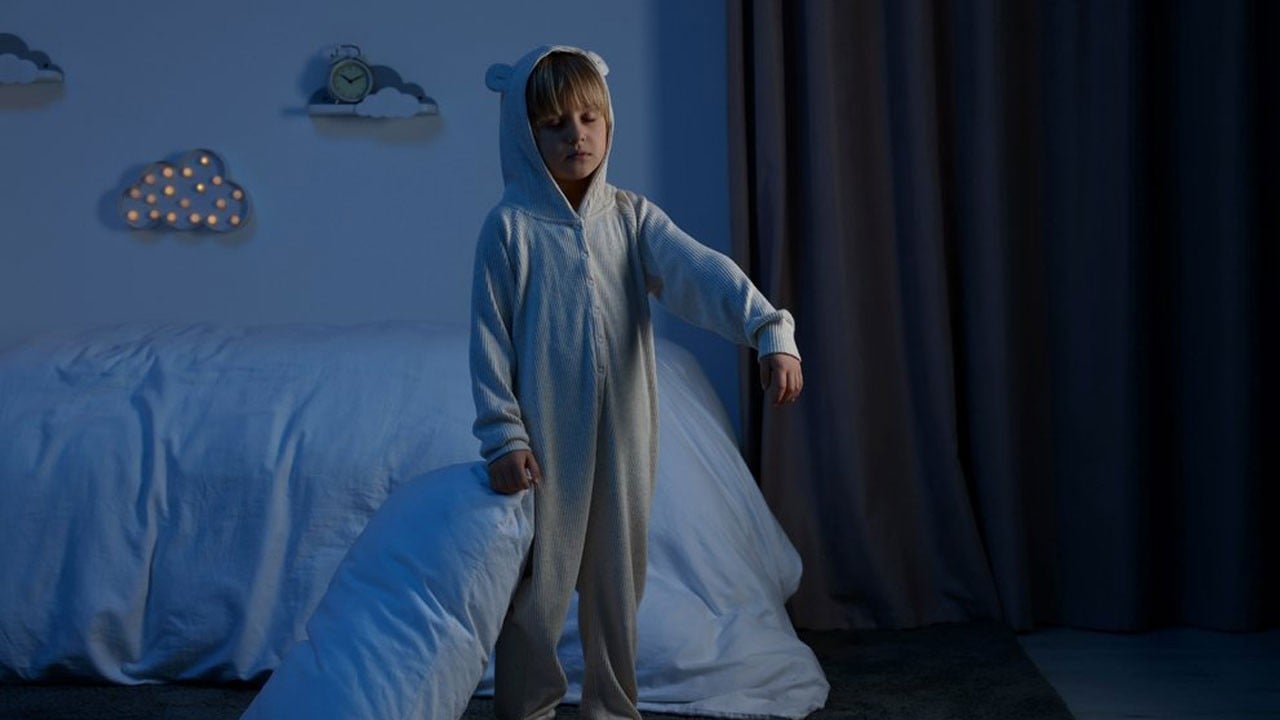 Birçok kişi bunu yapıyor ama yanlış! Uyurgezer birini görürseniz bunu asla yapmayın