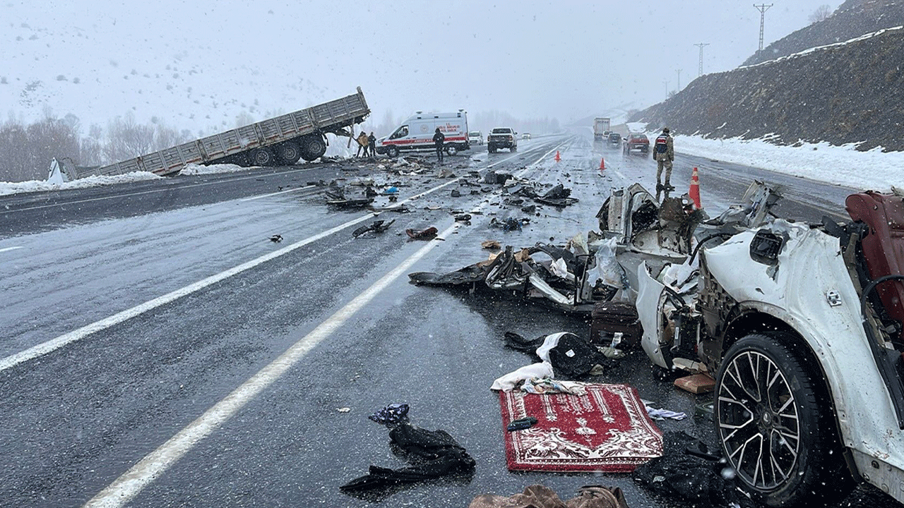 Bitlis'te feci kaza: Tır ile otomobil kafa kafaya çarpıştı!