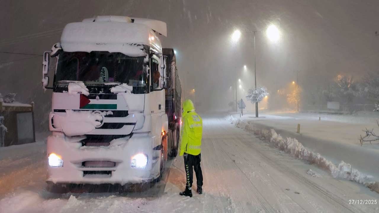 Bitlis'te yoğun kar etkili oldu! Ağır vasıtalara yol kapatıldı