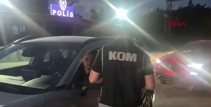 Bodrum'da dokuz günlük bayram tatili kuyruğu başladı! Polis ekipleri ilçe girişinde kuş uçurtmuyor!