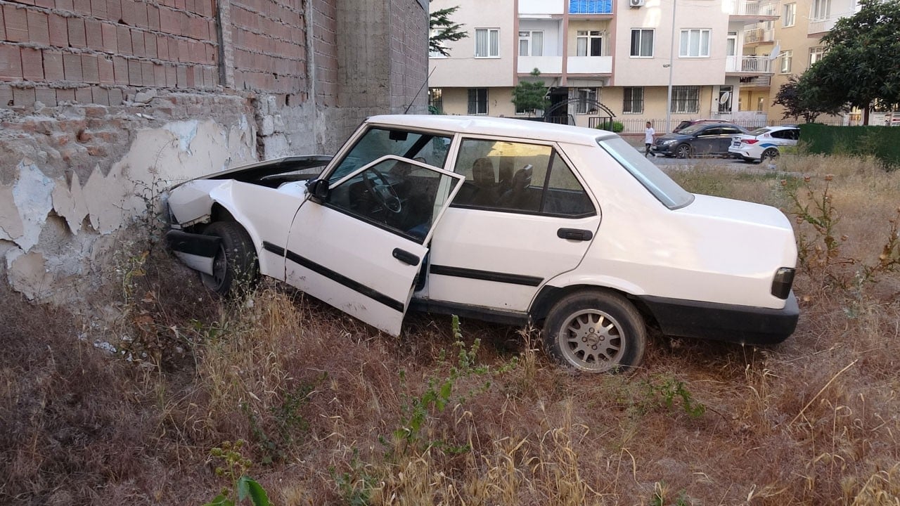Boş arazide duvara çarpan sürücü otomobilini bırakıp kaçtı