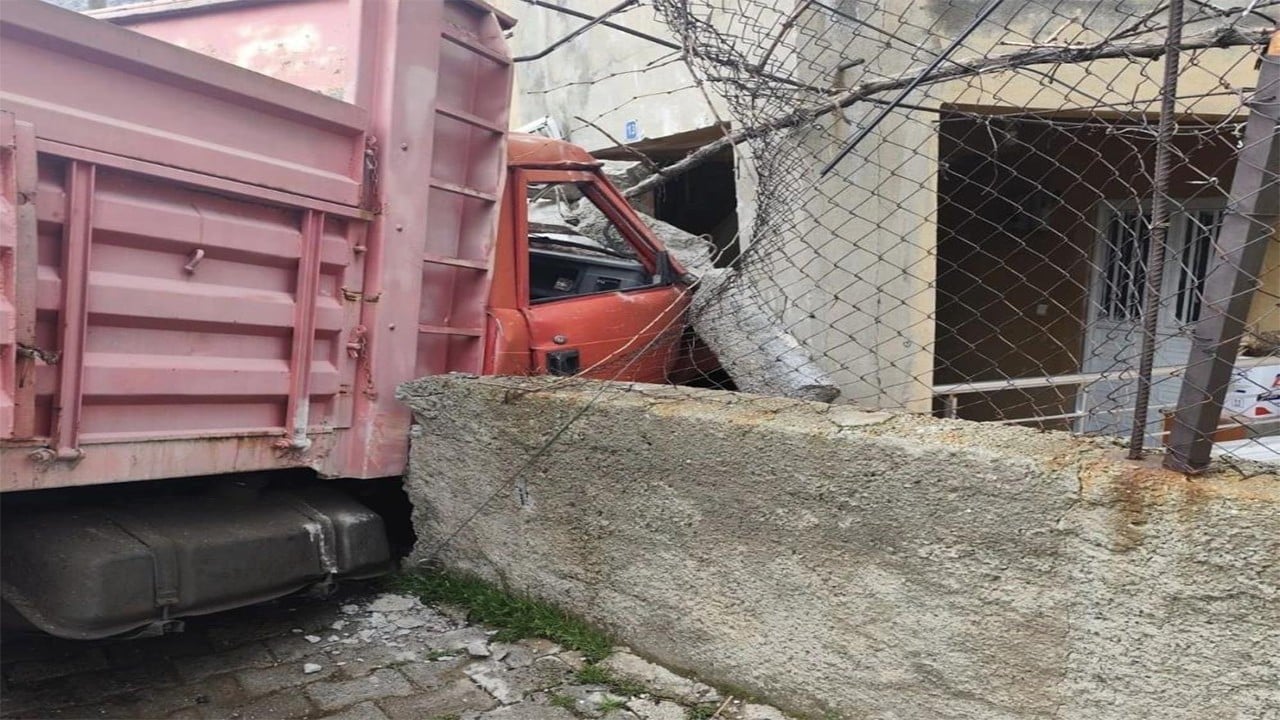 Briket yüklü kamyon duvarı aşıp eve daldı