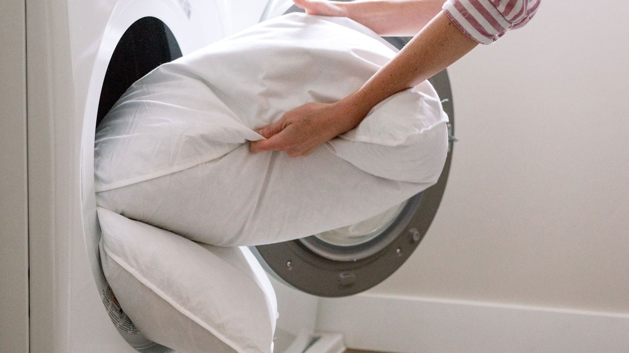 Bu bilgi işinize çok yarayacak! Yastığınızı çamaşır makinesine atmadan önce bir daha düşünün!