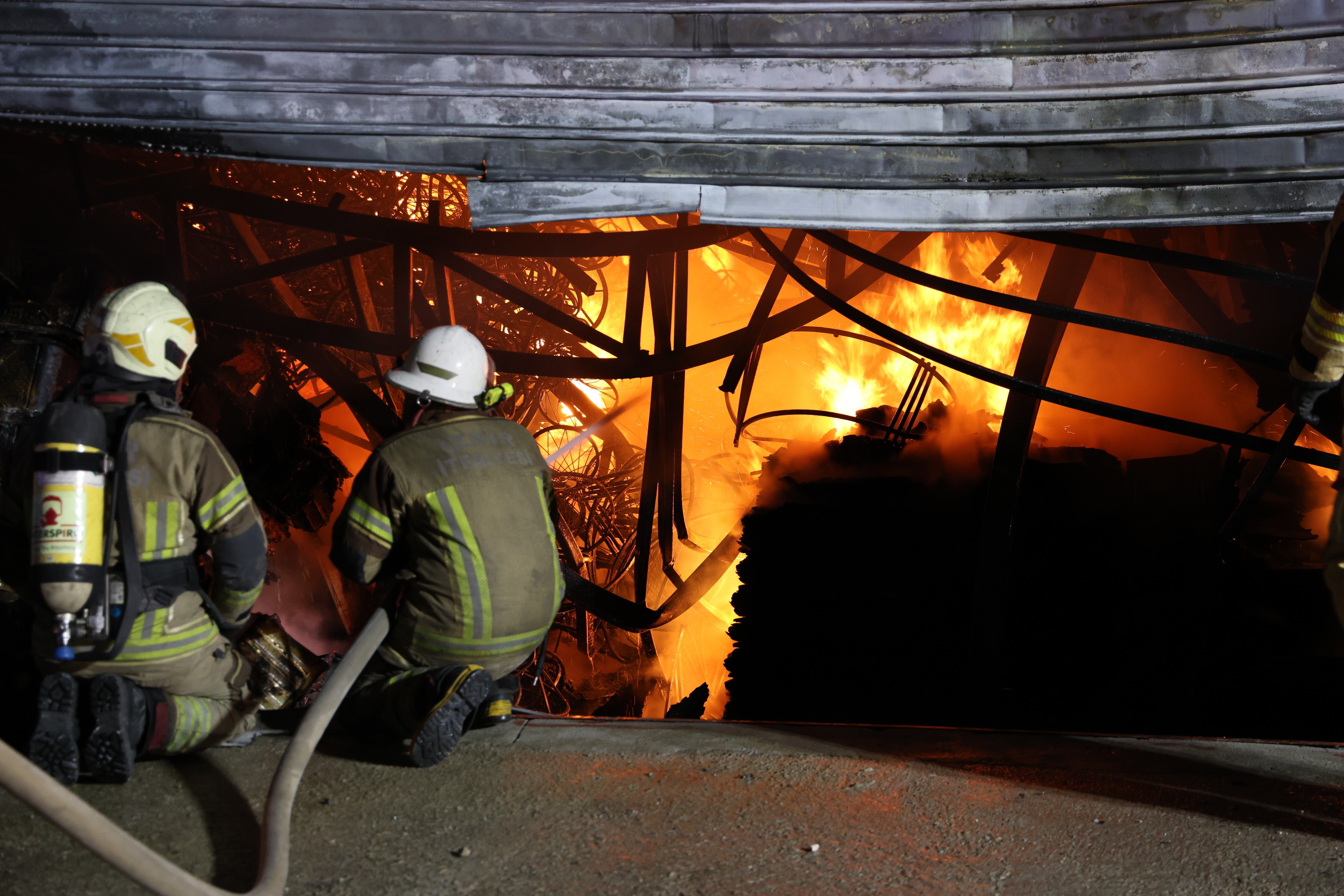 Buca’da Mobilya Atölyesinde Yangın! Alevler Depo ve İş Yerlerine Sıçradı
