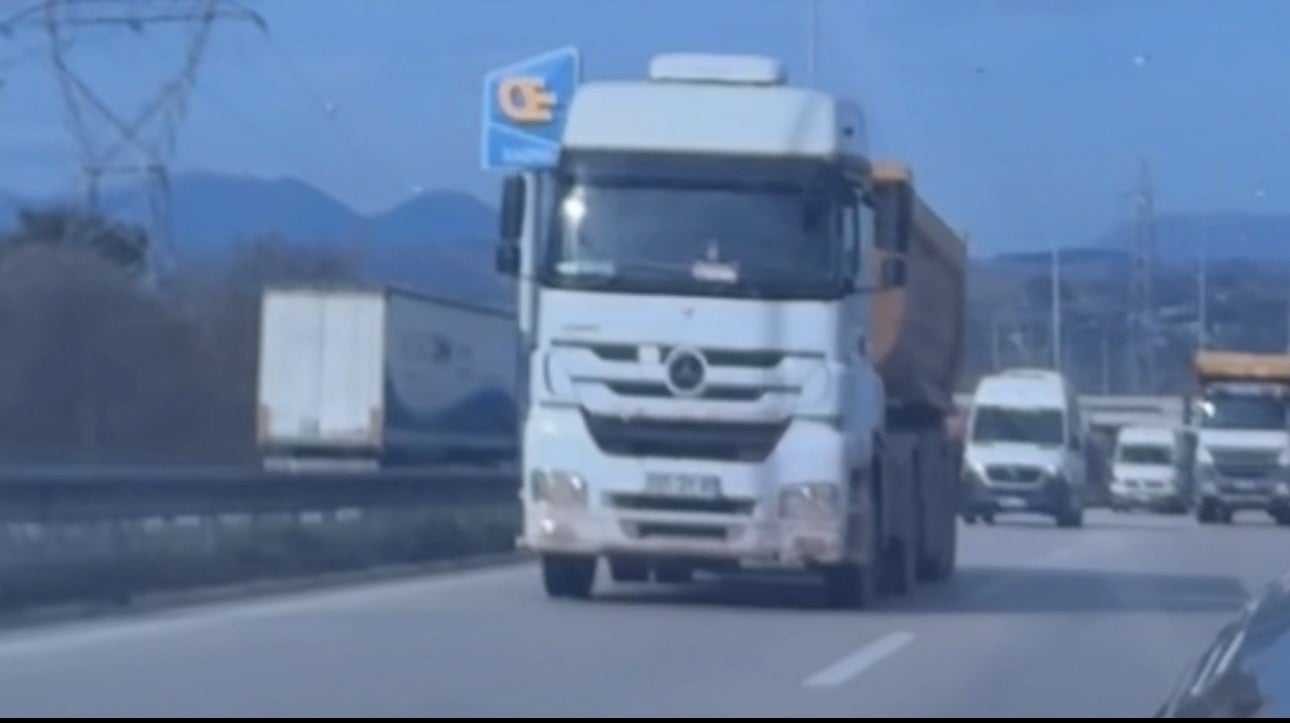 Bursa yollarında hafriyat terörü! Sol şeridi işgal eden kamyon trafiği birbirine kattı!