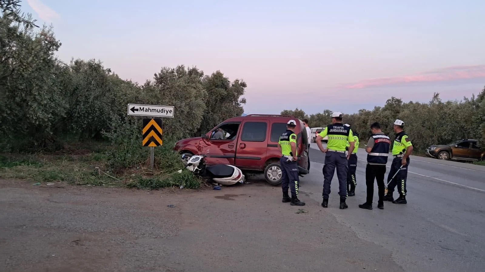 Bursa'da motosiklet ile hafif ticari araç çarpıştı: 2 yaralı