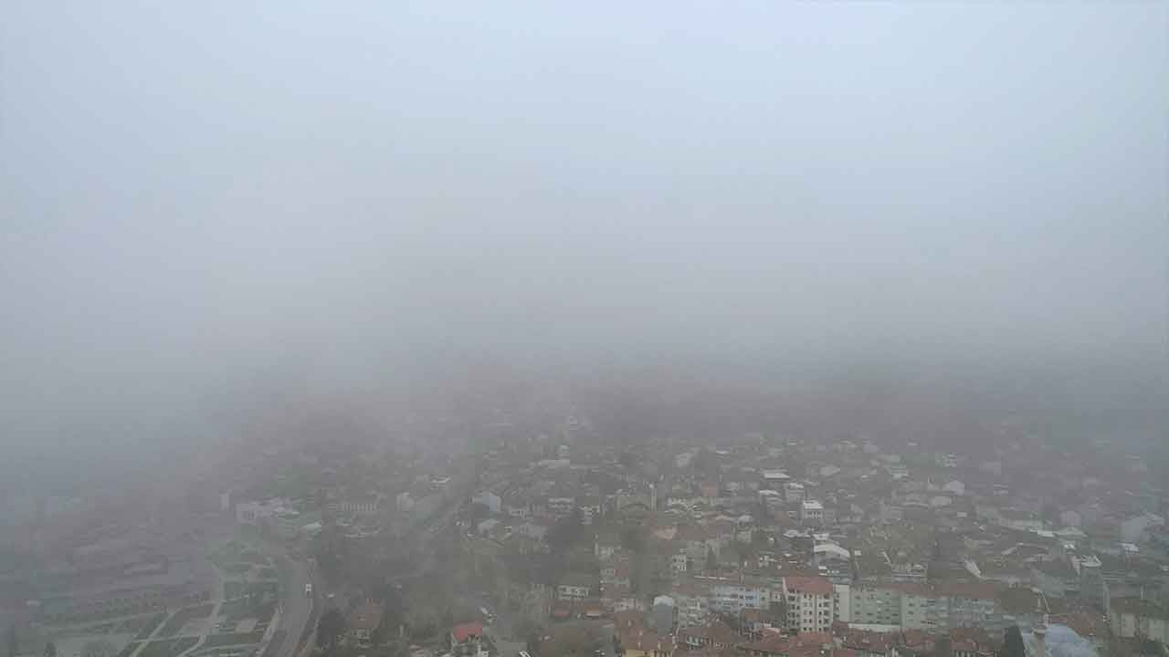 Bursa’da sis bulutu şehri esir aldı! Osmangazi’de göz gözü görmüyor!