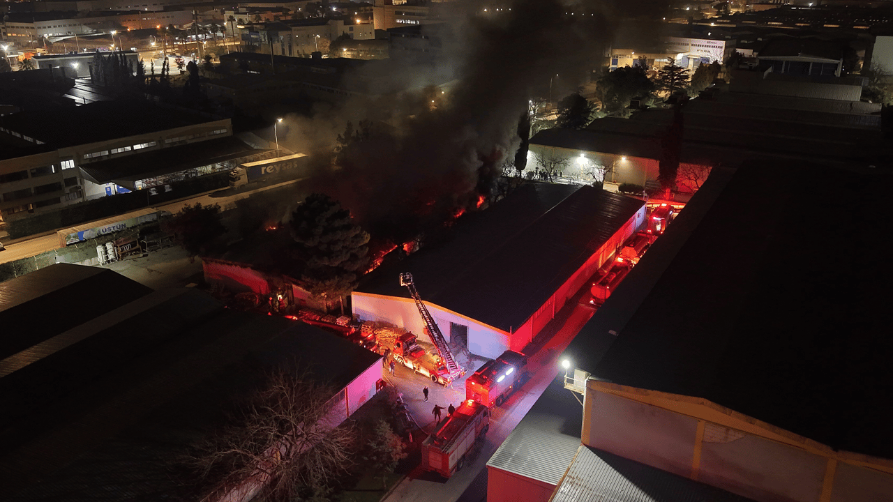 Bursa'da tekstil fabrikasının deposunda yangın