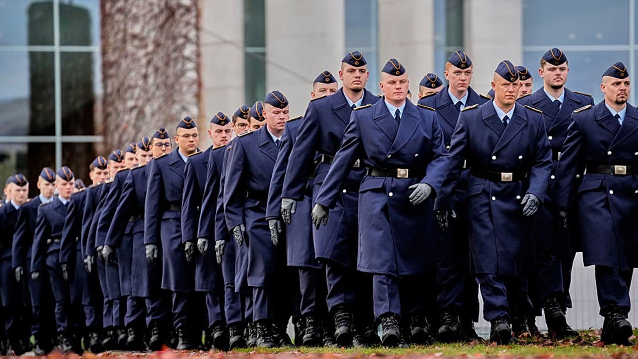 Büyük avrupa gücü zorunlu askerliği geri getiriyor: 2026’dan itibaren 700 bin genç Göreve başlayacak