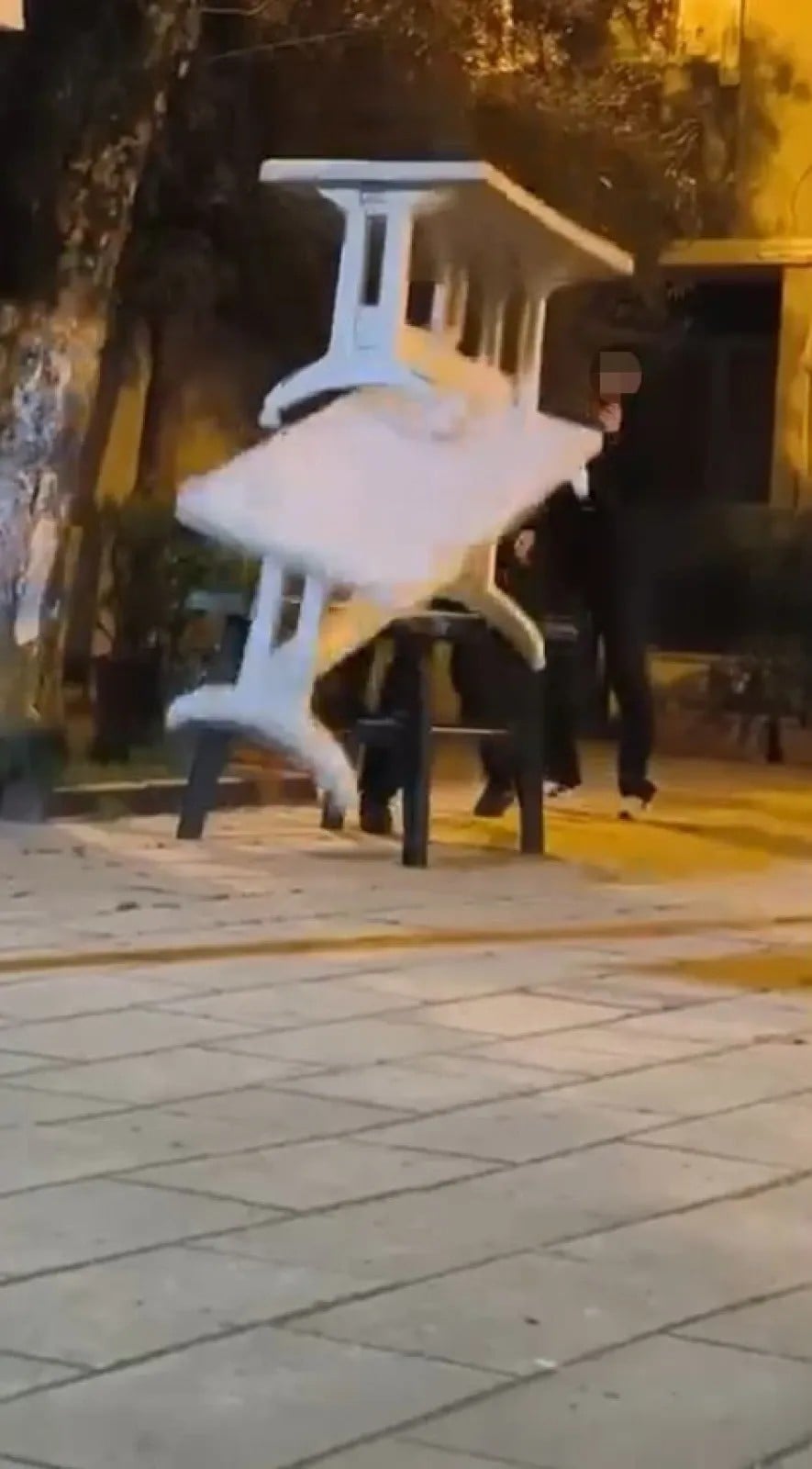 Cami bahçesindeki masalara zarar veren 4 çocuk serbest bırakıldı