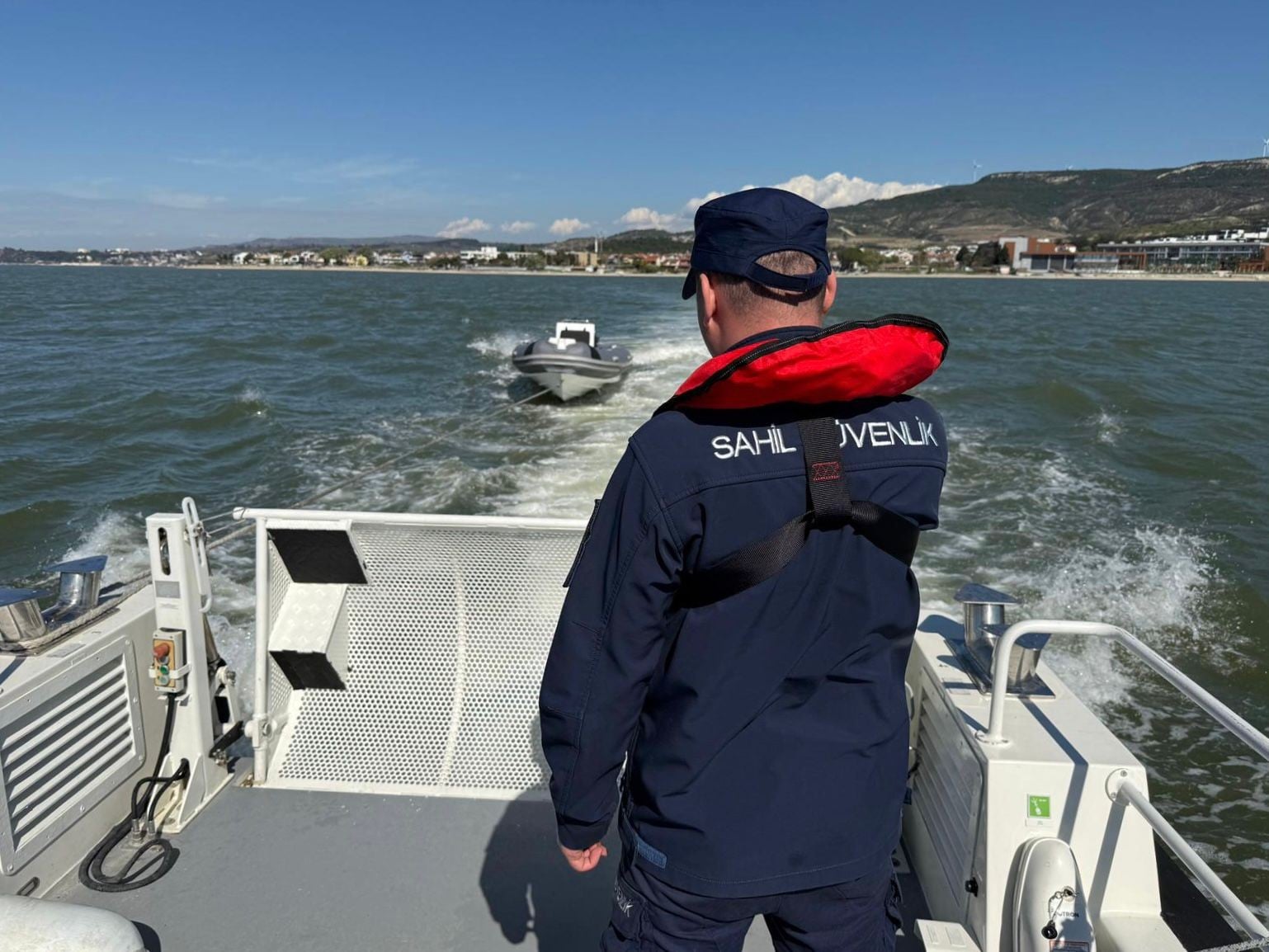 Çanakkale Boğazı'nda arızalanıp sürüklenen bottaki 3 kişi kurtarıldı