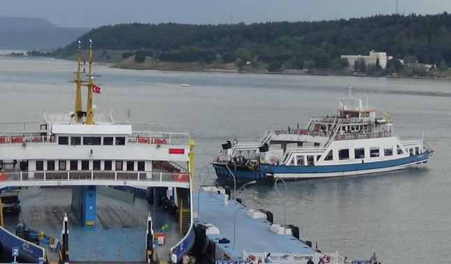 Çanakkale'de fırtına feribot seferlerini vurdu