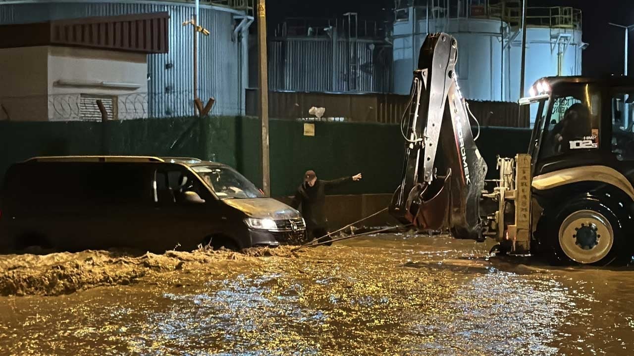 Çanakkale’de sağanak yağış etkili oldu! Kepez Çayı taştı