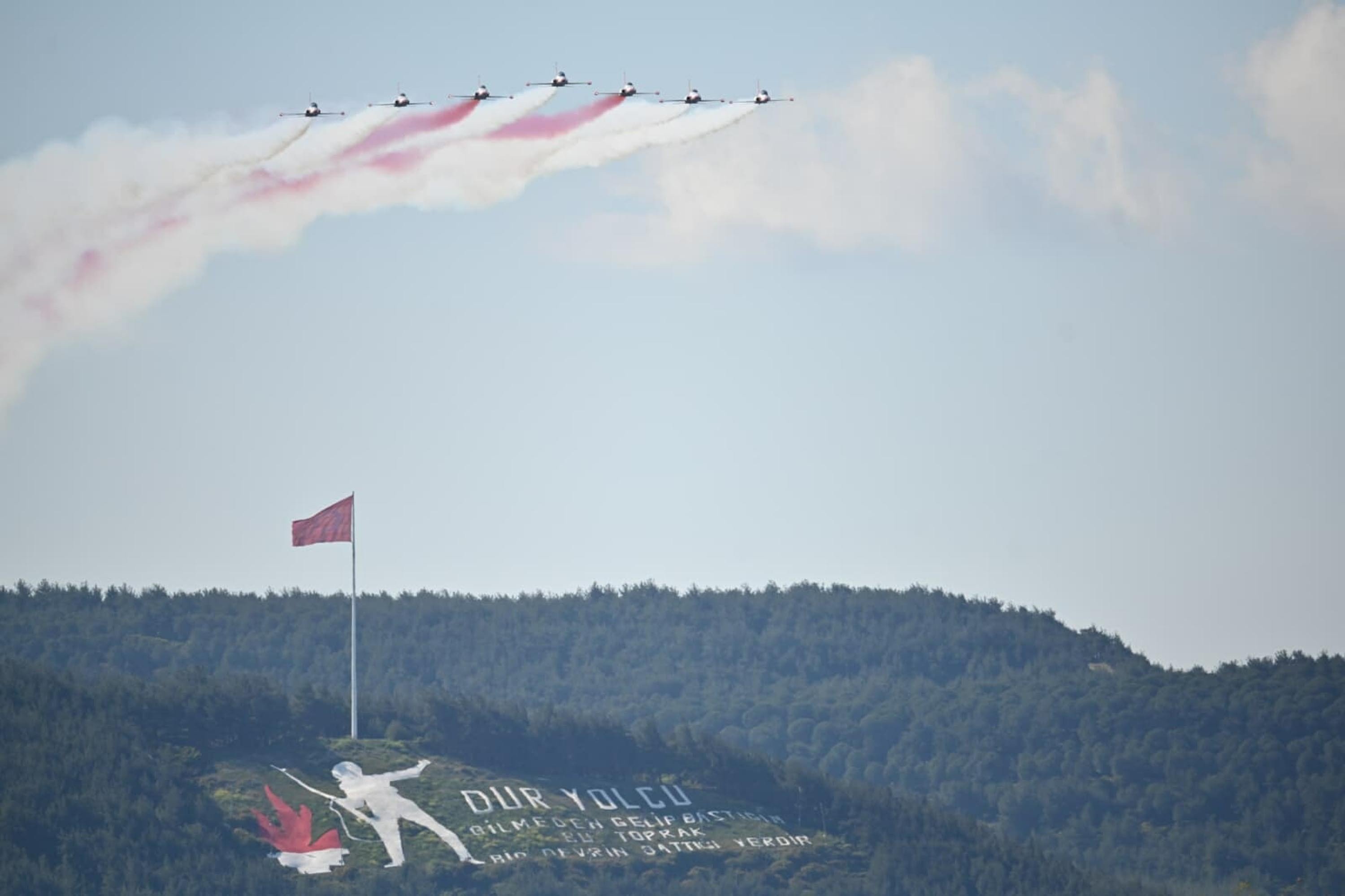 Nefesler Tutuldu! Türk Yıldızları Çanakkale Semalarını Salladı
