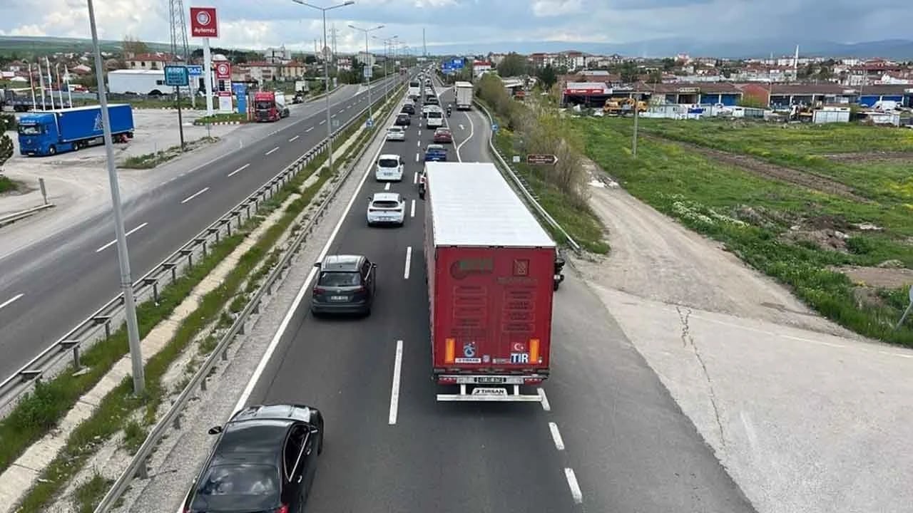 Çankırı'da bayram göçü durdurulamıyor! D-100 kara yolunda kilometrelerce araç kuyruğu!