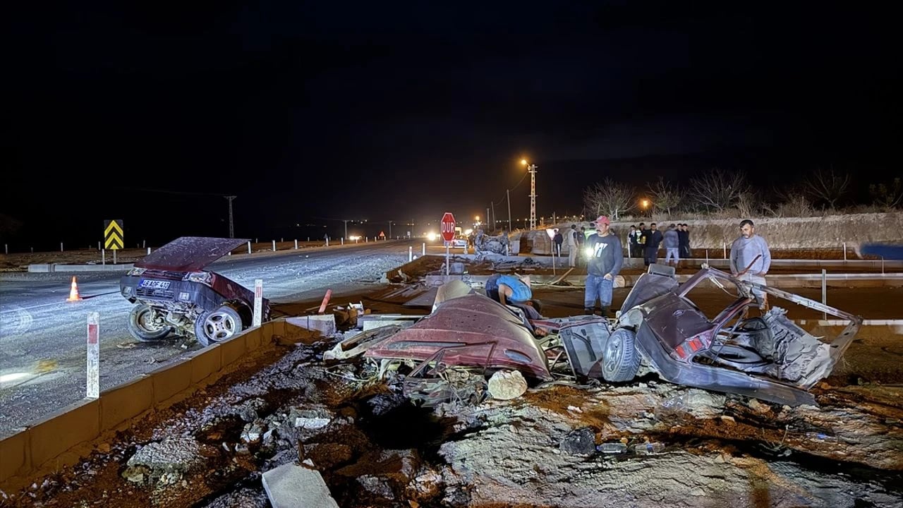 Çarpışan araçlardan biri parçalara ayrıldı!