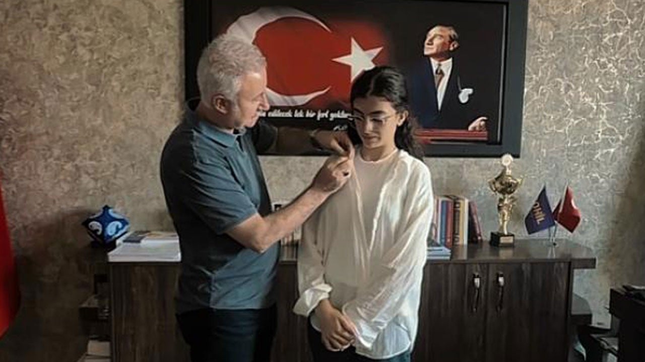 Çekmeköy Şehit Ömer Halisdemir AİHL'den LGS'de büyük başarı! Yüzde 0,13'lik dilime giren öğrenciye çeyrek altın