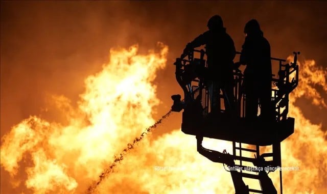 Çekmeköy'de site otoparkındaki elektrikli otomobilde çıkan yangın söndürüldü