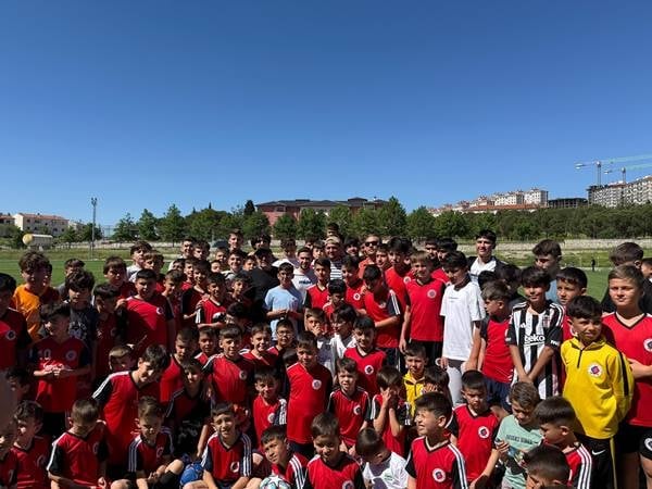 Cengiz Ünder'den memleketi Sındırgı'daki genç kramponlara bayram sürprizi