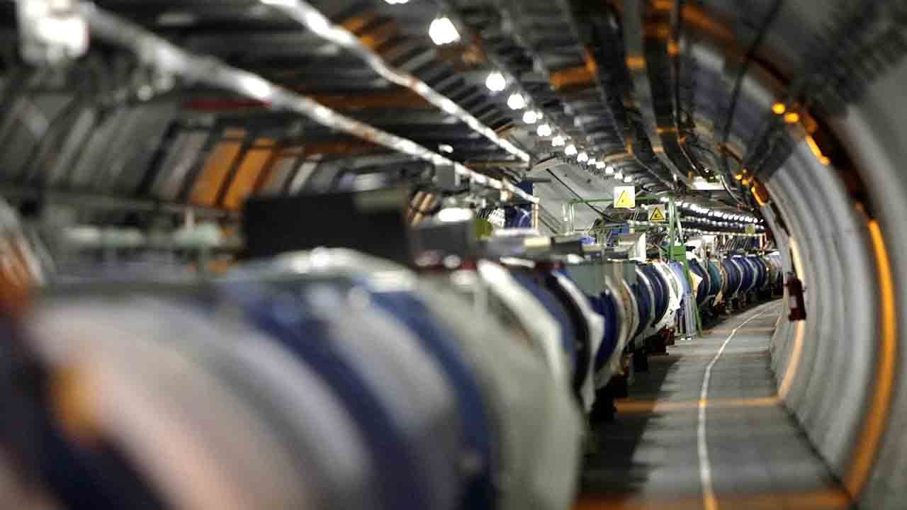 CERN’de şaşırtan keşif: Görünmez güç parçacıkları etkiliyor