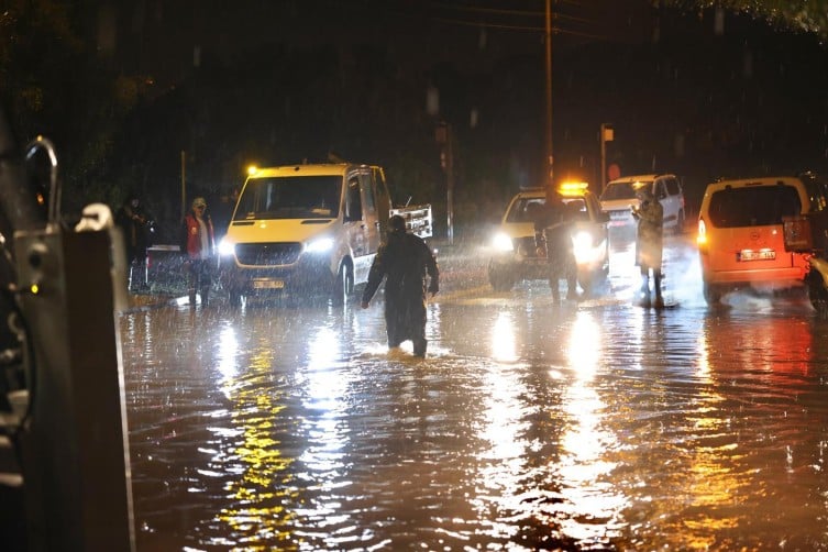 Çeşme’de Sağanak: Deniz Karayla Birleşti, Caddeler Göle Döndü