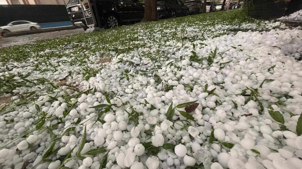 Ceviz büyüklüğünde dolu yağdı