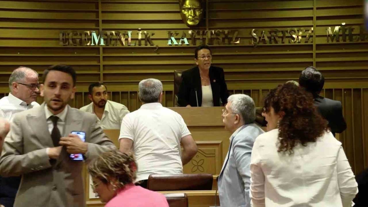 CHP'deki son kepazelik şehit ailelerini ayağa kaldırdı! 15 Temmuz’a ’tiyatro’ hadsizliği