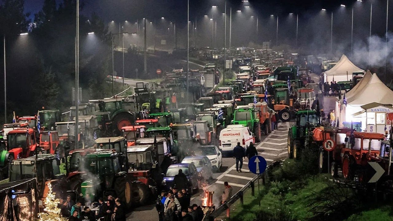 Çiftçilerin tepkisi büyüyor! Milletvekili ofislerinin önü portakal ve gübreyle doldu