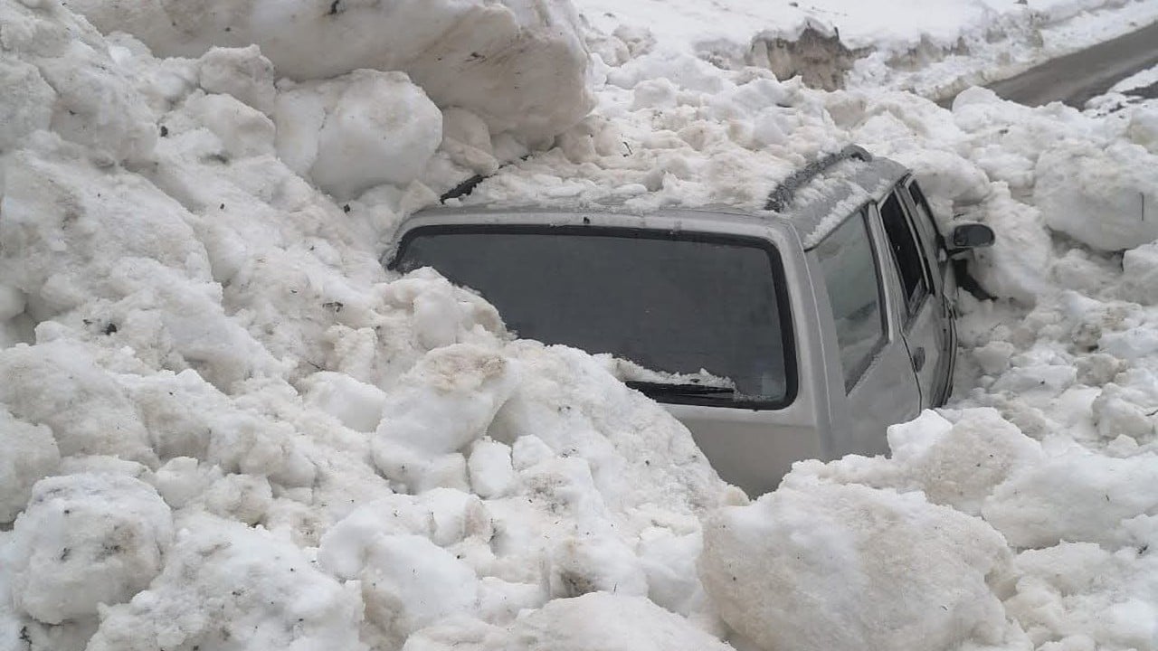 Çığ altında kalan araçtan sağ olarak çıktılar
