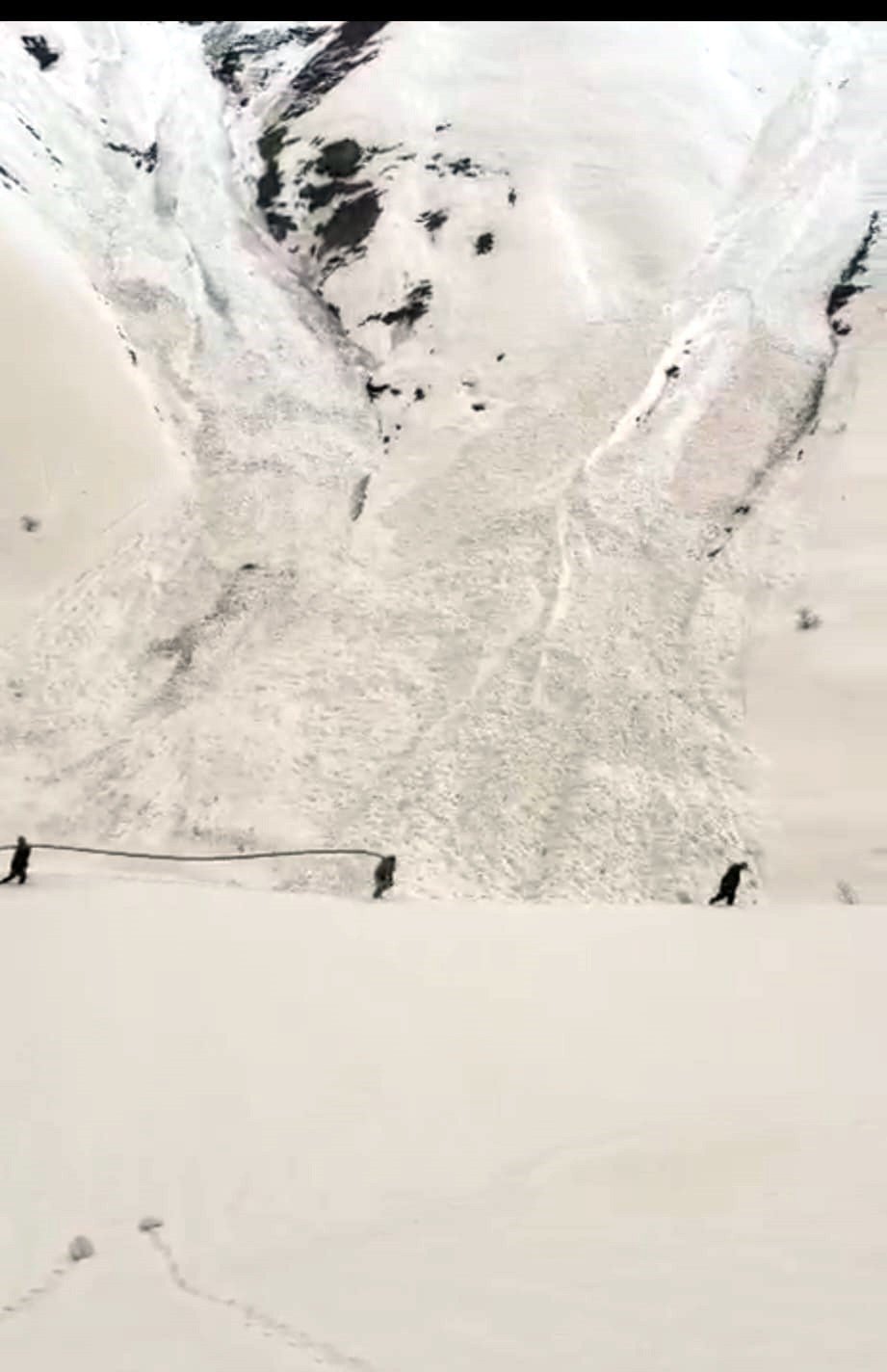 Çığ altında kalan su şebekesi devre dışı kaldı; 400 metre boru döşenerek yeniden suya ulaşıldı