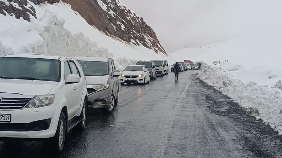 Çığ düşmesi sonucu kapanmıştı! O kara yolu ulaşıma açıldı