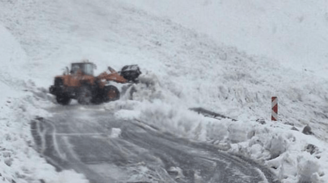 Çığ düştü, otobüs mahsur kaldı! 40 yolcu kurtarılmayı bekliyor
