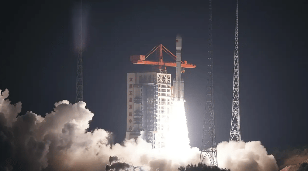 Çin, alçak uydularını uzaya gönderdi!