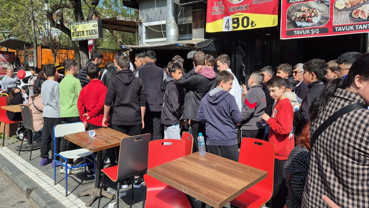 Çocuklar akın etti! Bedava kokoreç izdihamı