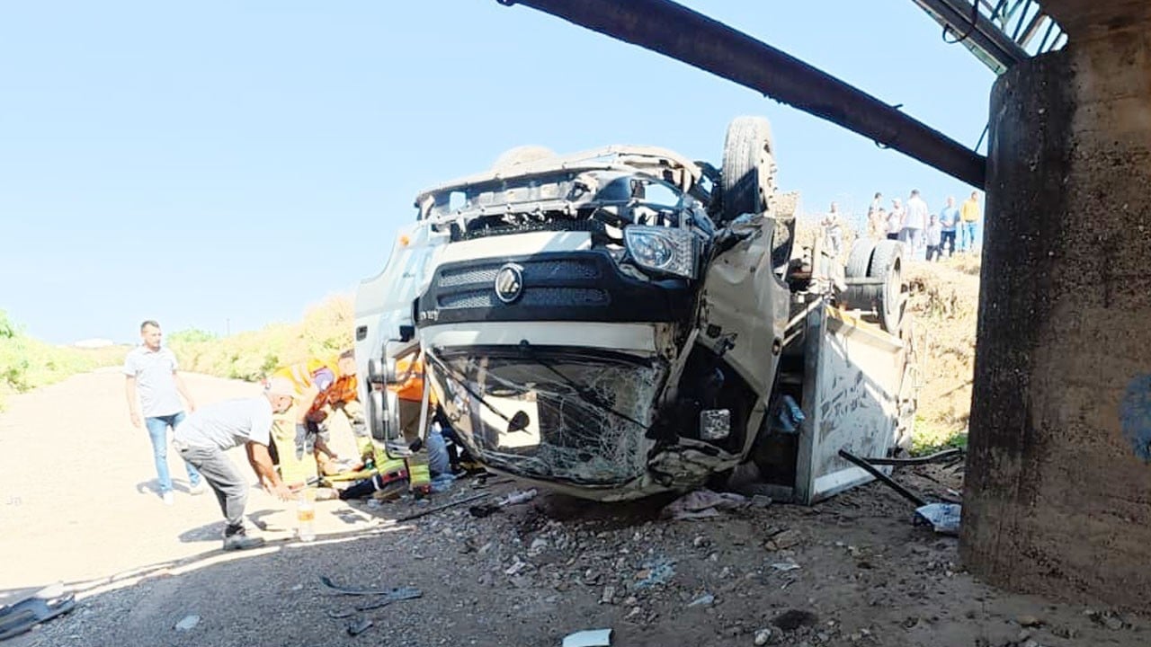 Çöp kamyonu köprüden kafa üstü dereye uçtu: 3 işçi yaralandı