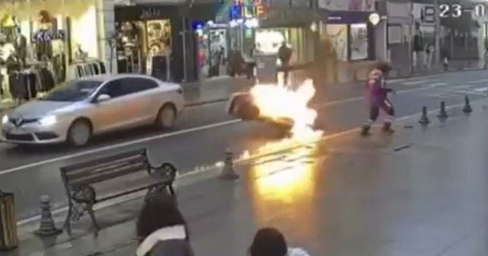 Çorlu'da Seyir Halinde Alev Alan Motosiklet Güvenlik Kamerasında