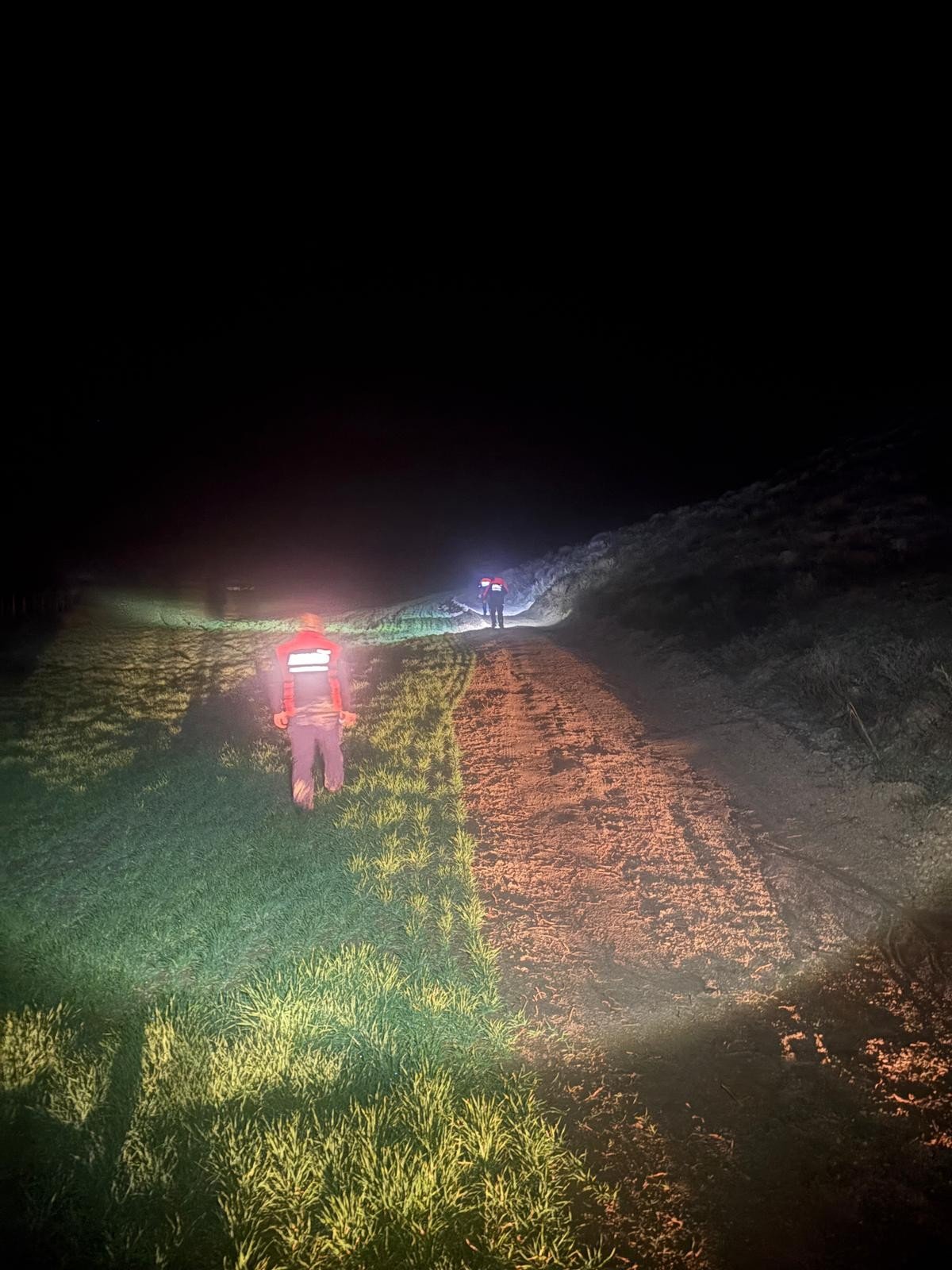 Çorum'da çamura saplanan araçta mahsur kalan aileyi AFAD kurtardı