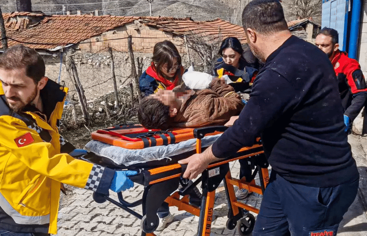 Çorum'da feci olay: Kardeşlerden biri duvar altında kaldı, diğerinin parmakları koptu!
