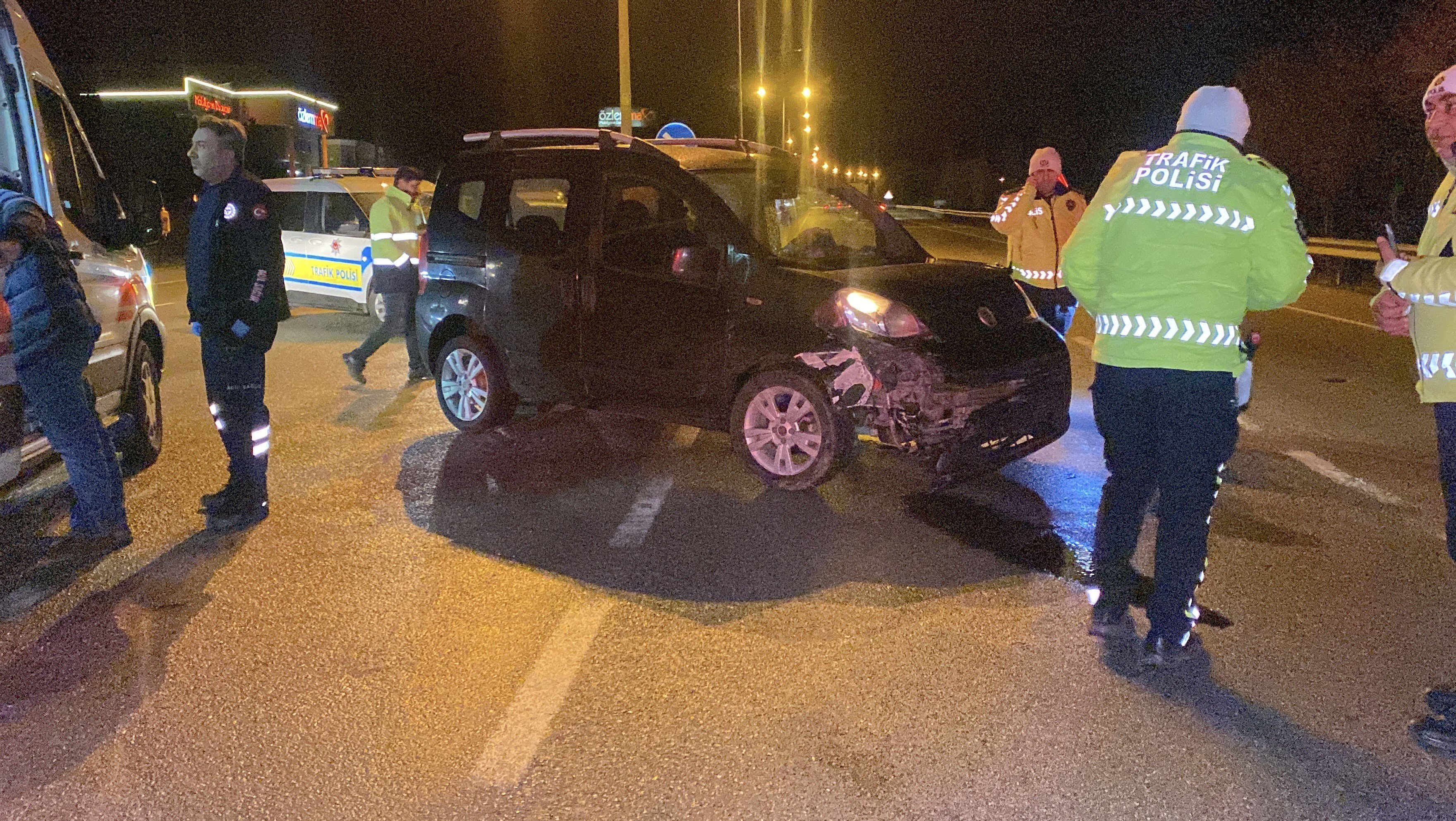 Çorum’da otomobil ile hafif ticari araç çarpıştı: 3’ü çocuk 5 yaralı