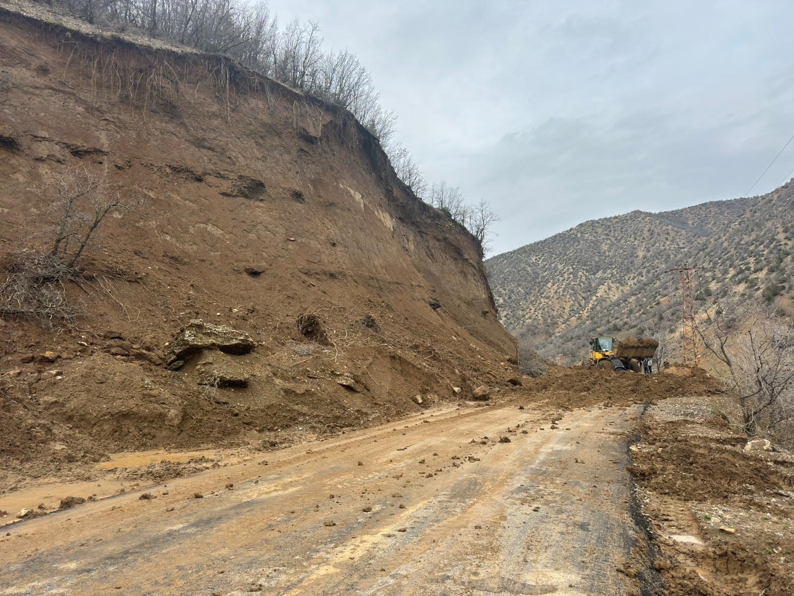 Çukurca'da heyelan mesaisi