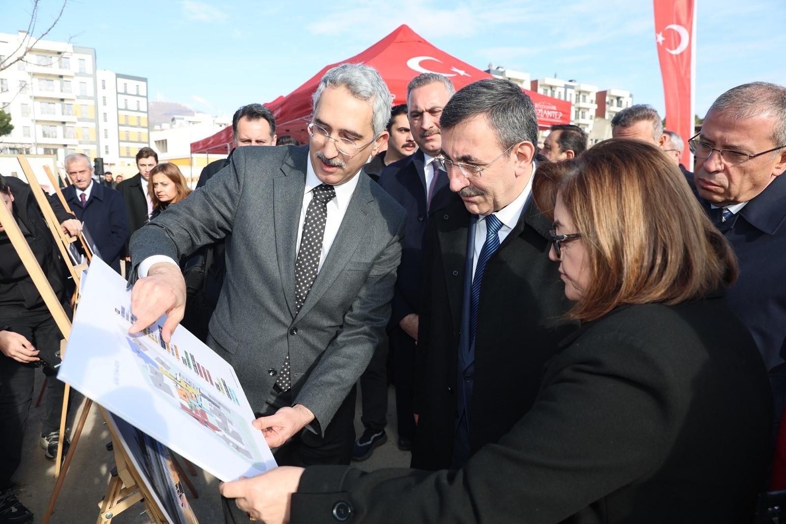 Cumhurbaşkanı Yardımcısı Cevdet Yılmaz Deprem Anma Müzesi proje alanını ziyaret etti