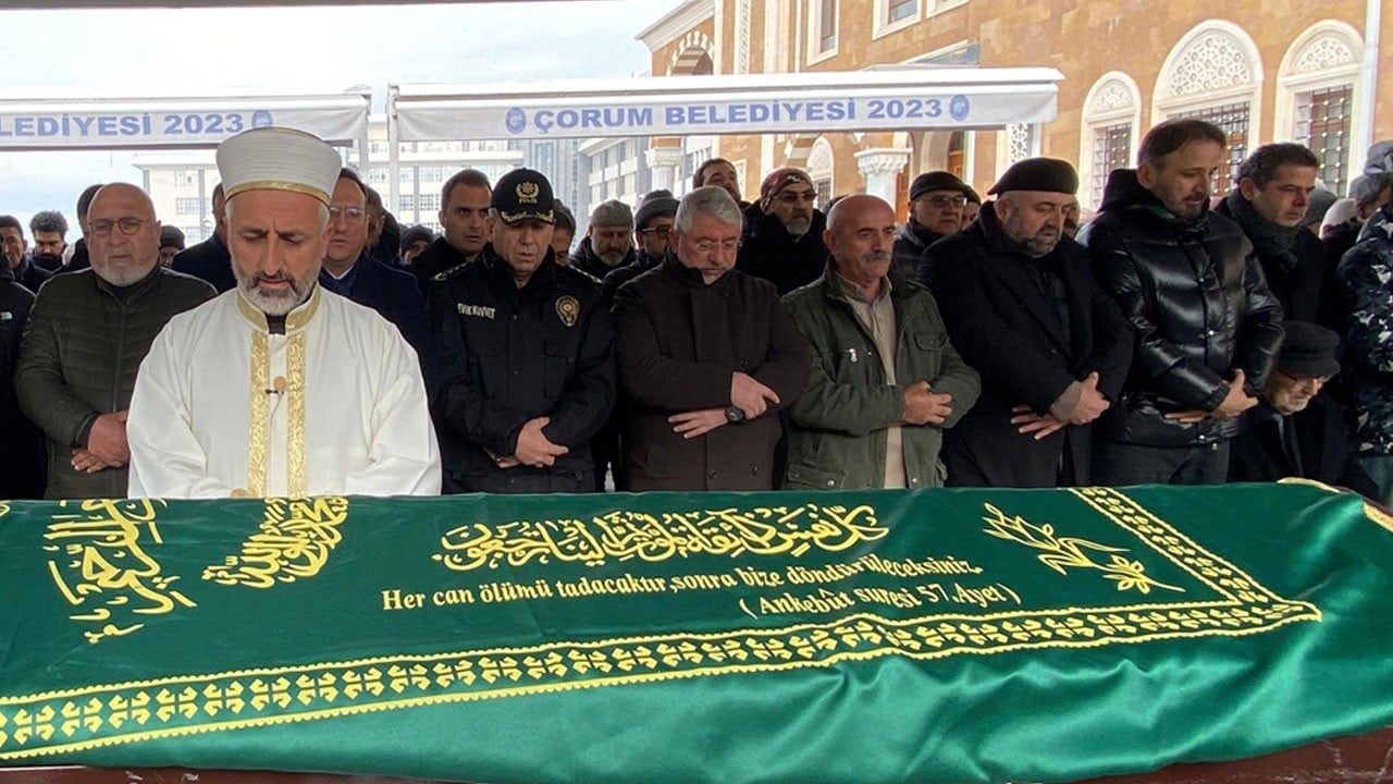 Cüneyt Özdemir’in annesi Çorum’da toprağa verildi