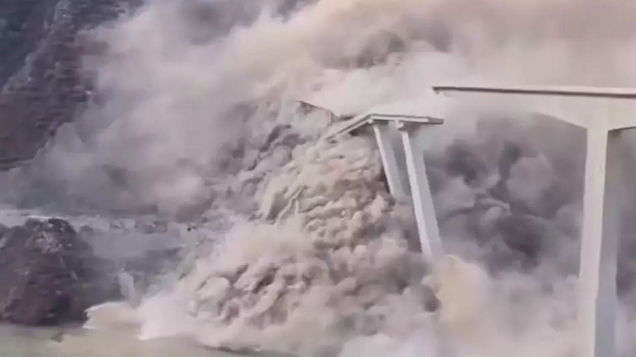 Dakikalar içinde enkaza döndü! Demir yolu köprüsü çöktü, 5 işçi hayatını kaybetti