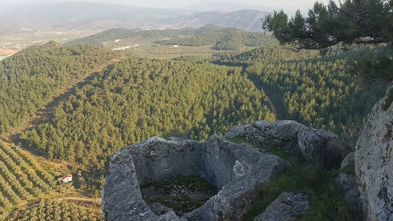 Defineciler kaya mezarı talan etti