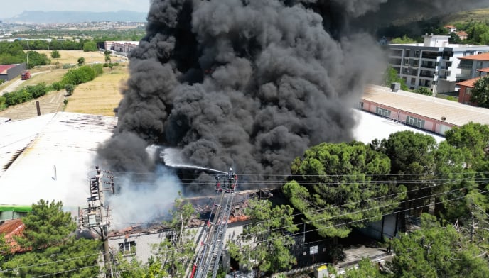 Denizli'de korkutan fabrika yangını: Siyah dumanlar kenti kapladı