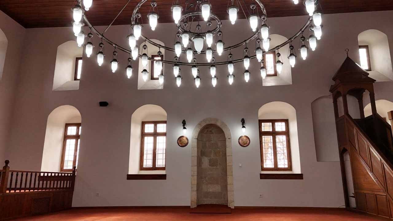 Depremde ağır hasar alan camiden müjdeli haber geldi! Yarın kılınacak namazla kapılarını yeniden açıyor!