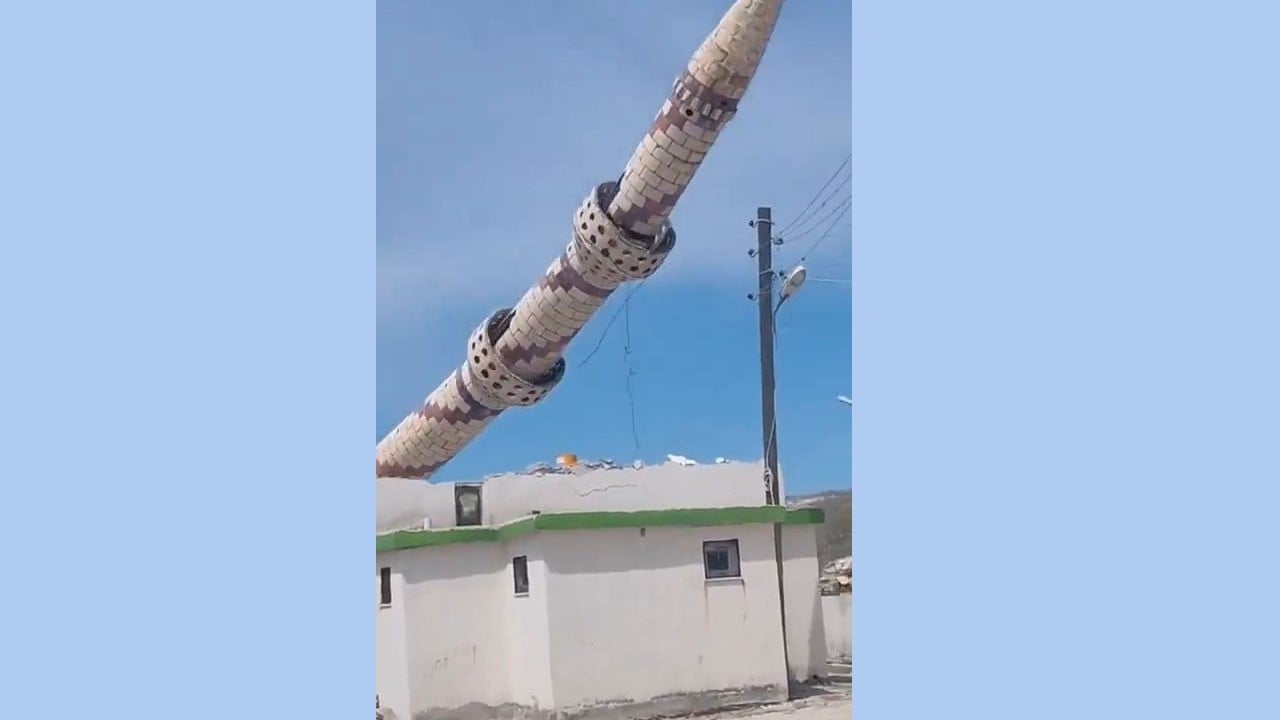 Depremde hasar görmüştü! Diyarbakır’da cami minaresi yıkıldı