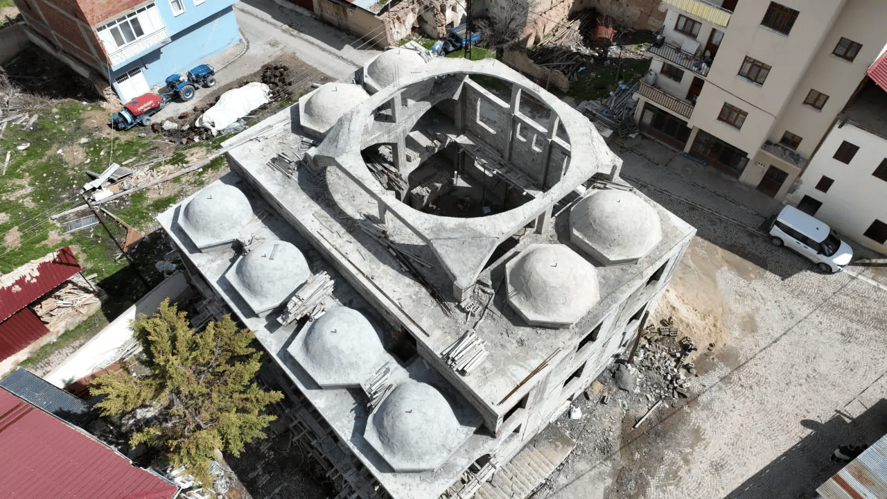 Depremde yıkılan cami için gözler hayırseverlerde!