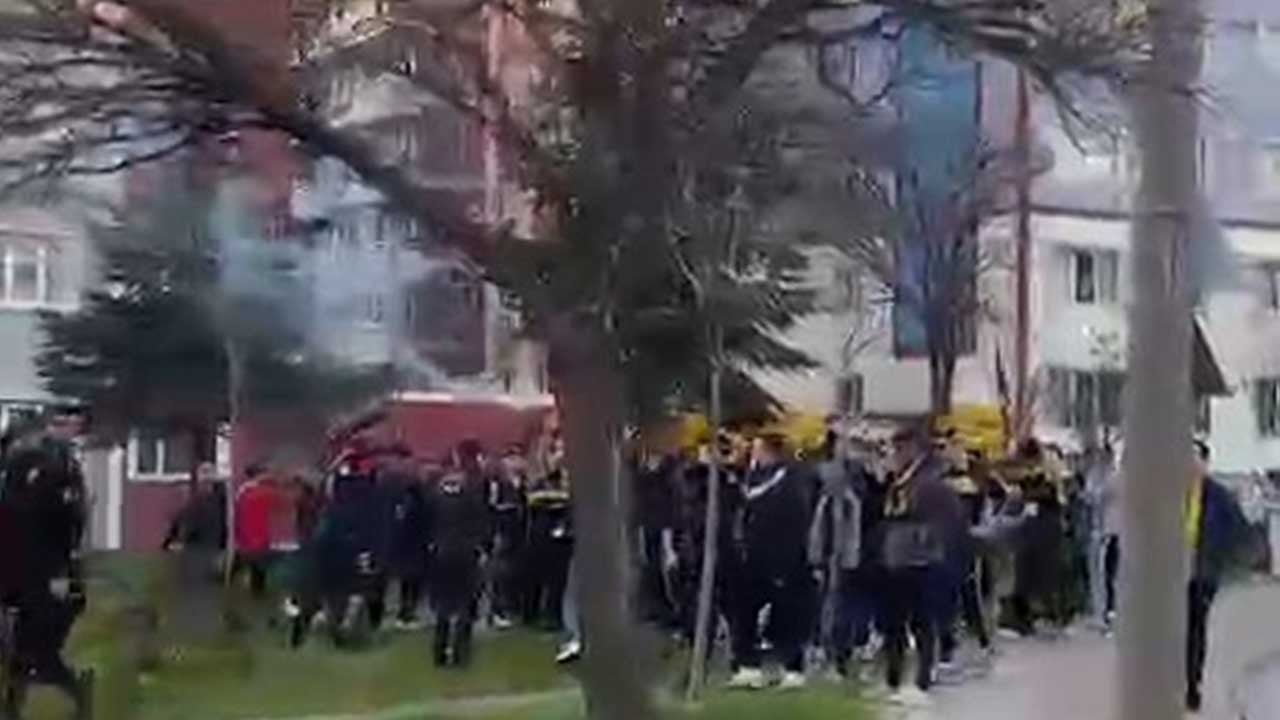 Derbi gerginliği: Taraftarlar birbirine girdi