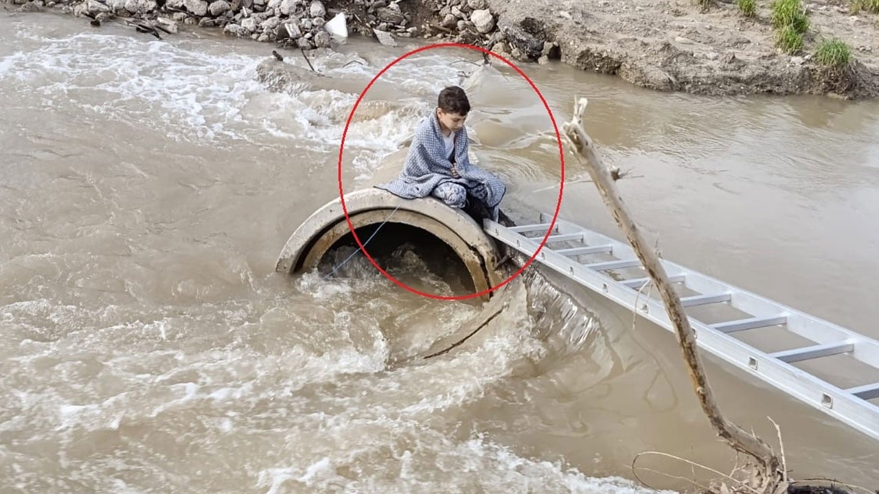 Dere ortasında korku dolu anlar! Kurtarılmayı böyle bekledi